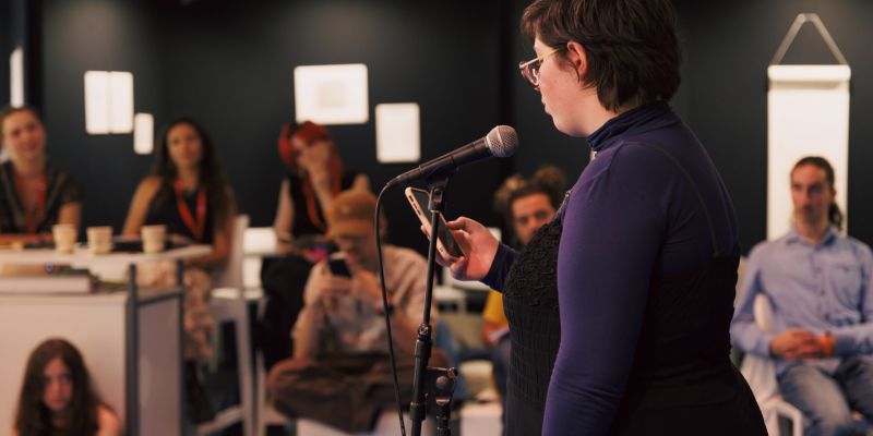 Une élève déclame pendant un tournoi de SLAM au nouveau festival